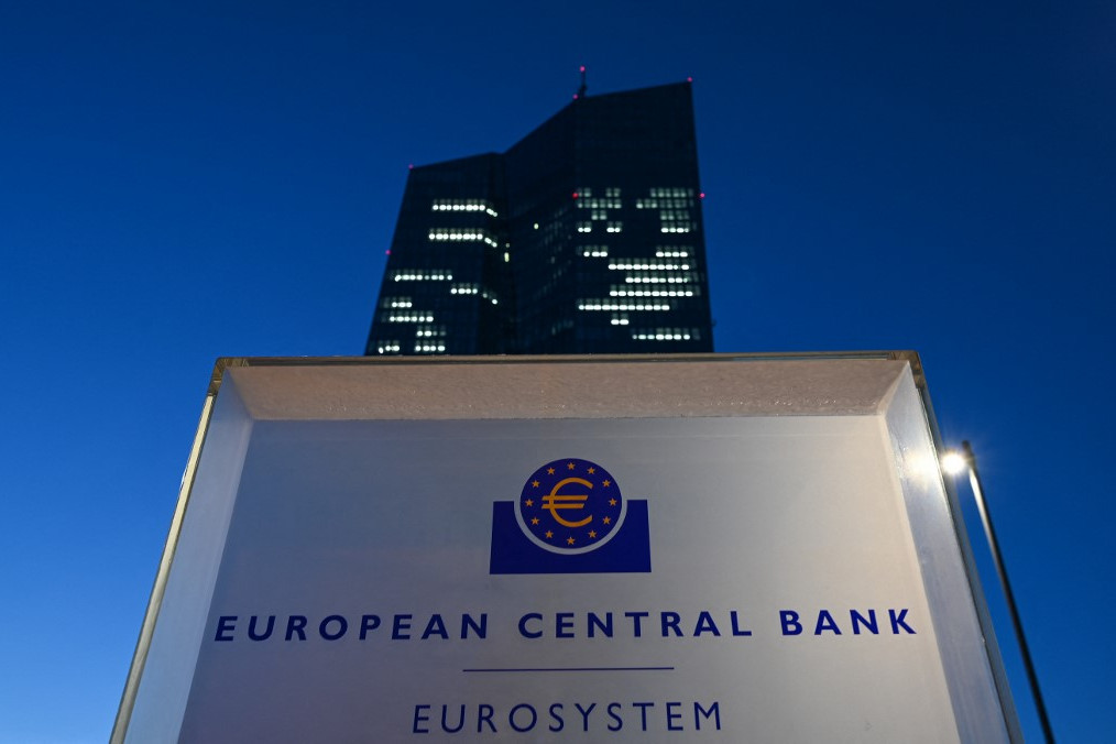 Fotó: ARNE DEDERT / DPA / dpa Picture-Alliance via AFP Európai Központi Bank eurorendszer feliratú tábla az Európai Központi Bank székhelye előtt