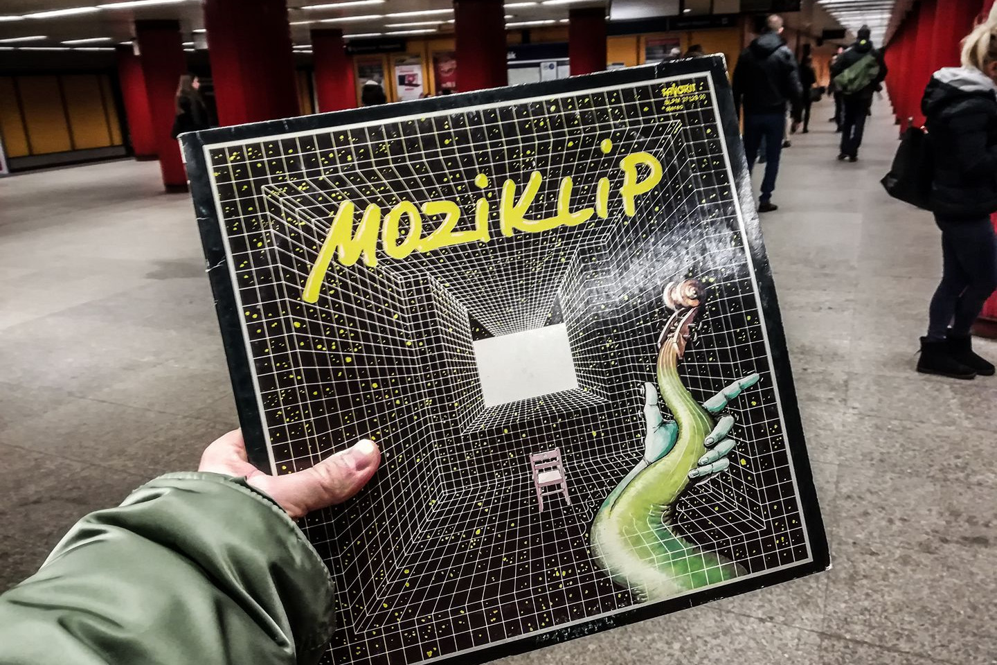 A Moziklip zenéje bakeliten. Ma már kincsnek számít.