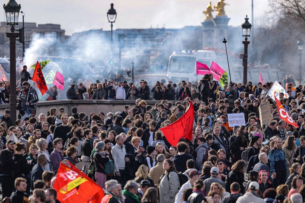 Fotó: AFP/Thomas SAMSON Többen a Concorde tér közepén álló obeliszk körüli felvonulási területet próbálták megrongálni