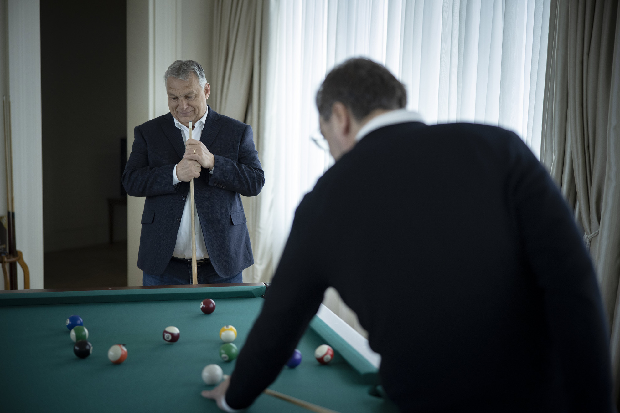 A Miniszterelnöki Sajtóiroda által közreadott képen Orbán Viktor miniszterelnök (b) és Aleksandar Vucic szerb köztársasági elnök (j) találkozója Belgrádban 2023. március 25-én. A megbeszélés témái között szerepel Szerbia és a Nyugat-Balkán EU-integrációja, a folyamatosan fejlődő magyar-szerb kétoldalú kapcsolatok, valamint az orosz-ukrán háborúban a tűzszünet és a béketárgyalások elősegítésének lehetőségei.