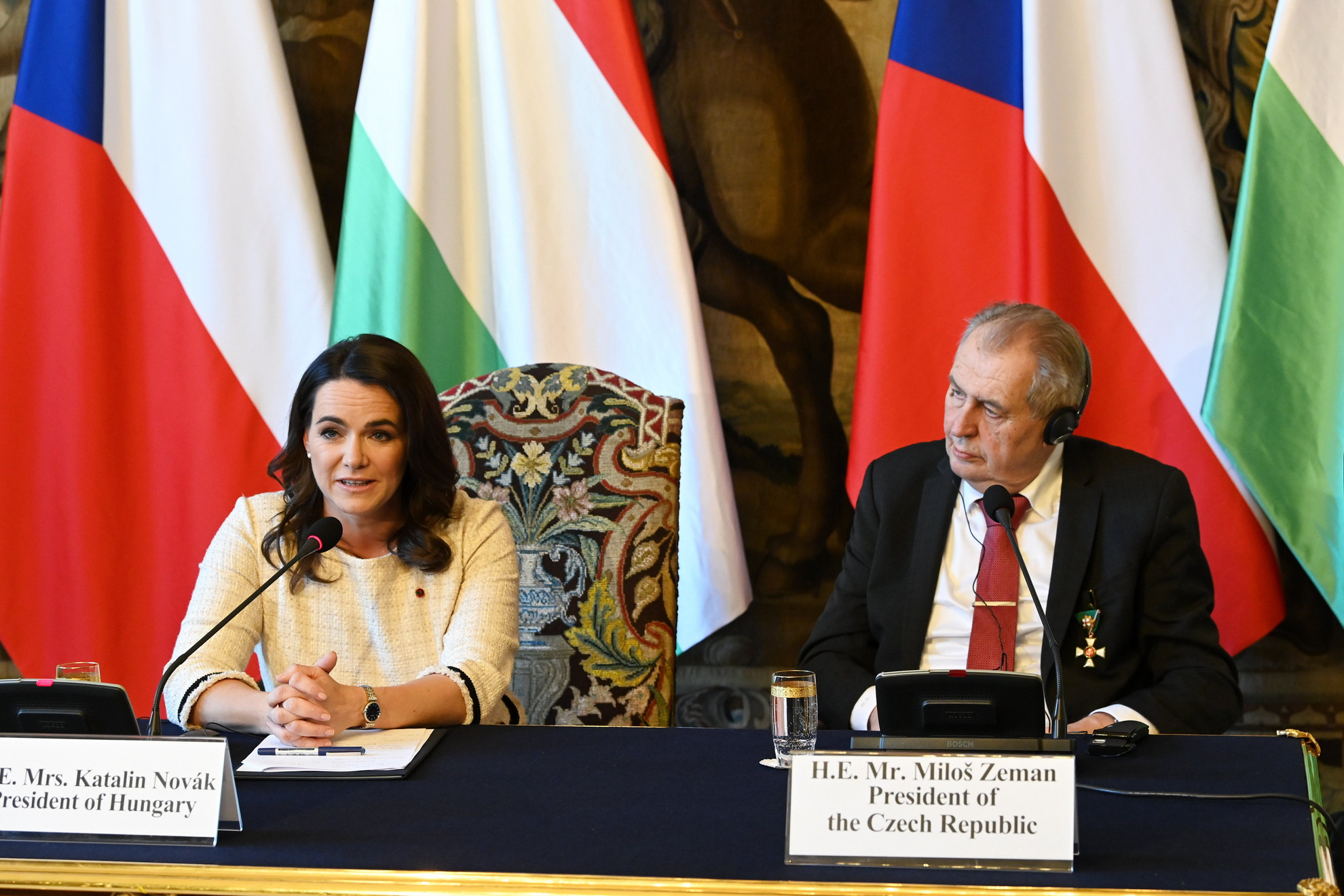 Fotó: MTI/Bruzák Noémi Novák Katalin köztársasági elnök és Milos Zeman leköszönő cseh államfő sajtótájékoztatót tart megbeszélésük után a prágai elnöki palotában 2023. március 3-án. A sajtótájékoztató kezdetén a magyarok megbecsülését kifejezve Novák Katalin a Magyar Érdemrend nagykeresztje a lánccal kitüntetést adta át a távozó cseh államfőnek