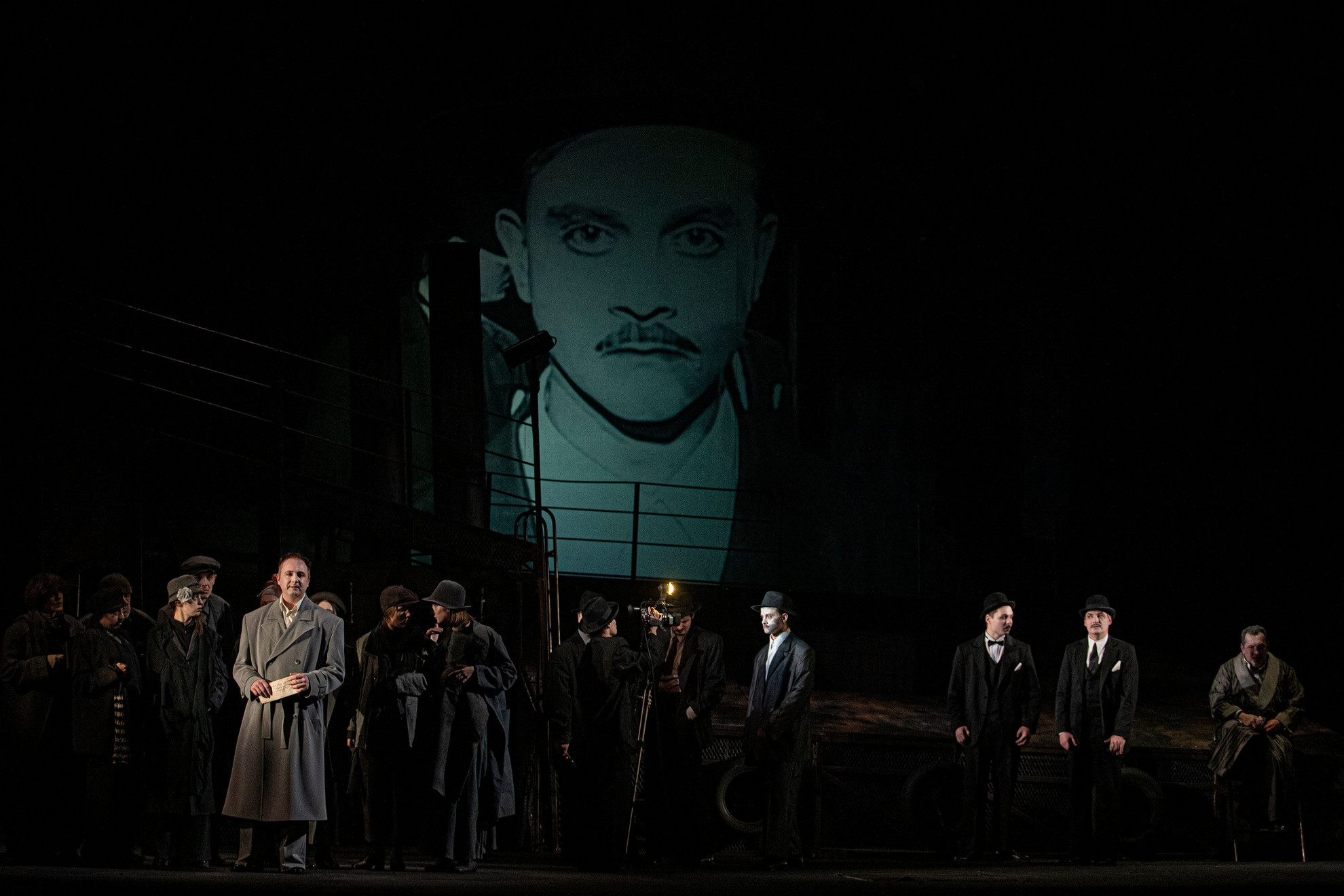 Fotó: MH Ukrán társulat előadásában láthatjuk az Állítsátok meg Arturo Ui-t! című Brecht darabot