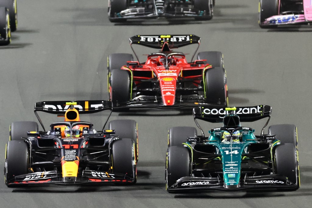 Fotó: AFP/Giuseppe Cacace Pillanatokkal a dzsiddai rajt után, a jobb szélen Fernando Alonso Aston Martinja már előrébb, mint az élről rajtoló Sergio Pérez Red Bullja, köztük Carlos Sainz Ferrarija is keresi a helyet