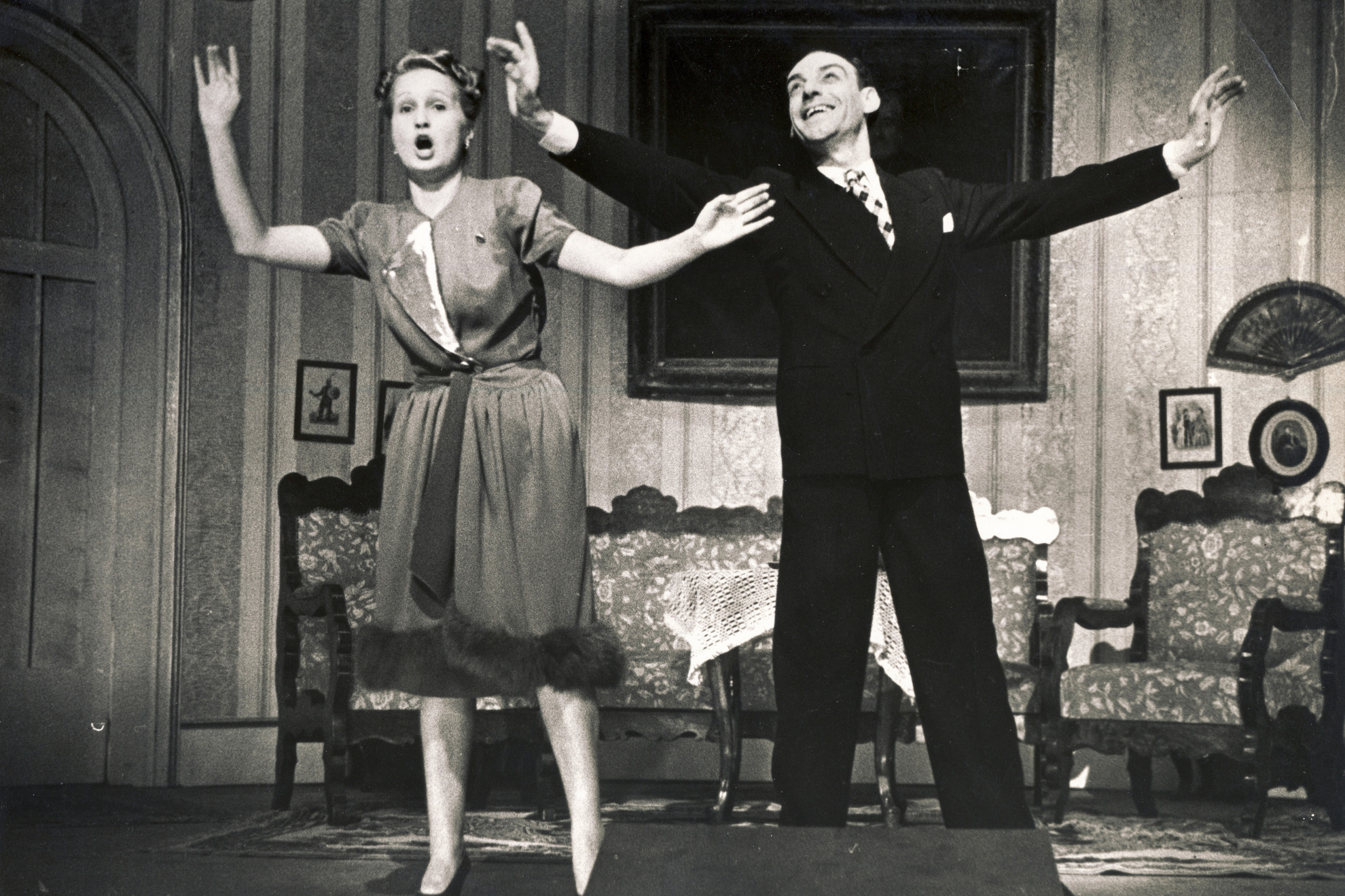A táncoskomikus Szondy Borival a színpadon 1939-ben