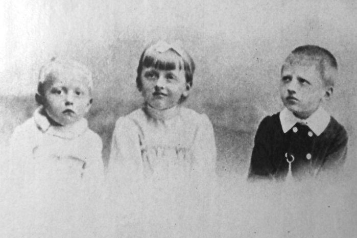 Fotó: wikipédia Az író gyermekei: Sándor, Gizella és József