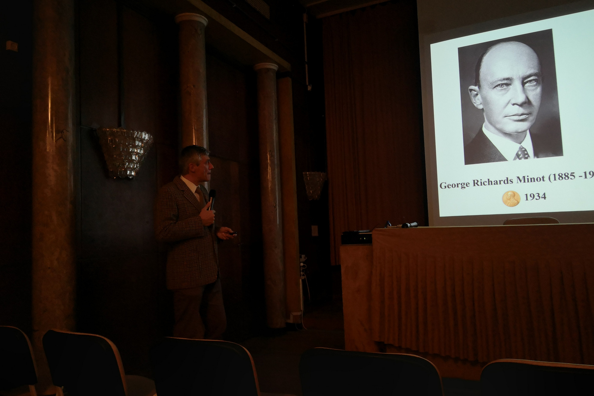 Fotó: MH/Pálffy Lajos Langer doktor az inzulinnal kapcsolatos további kutatásokról, díjakról is beszámolt előadásának végén