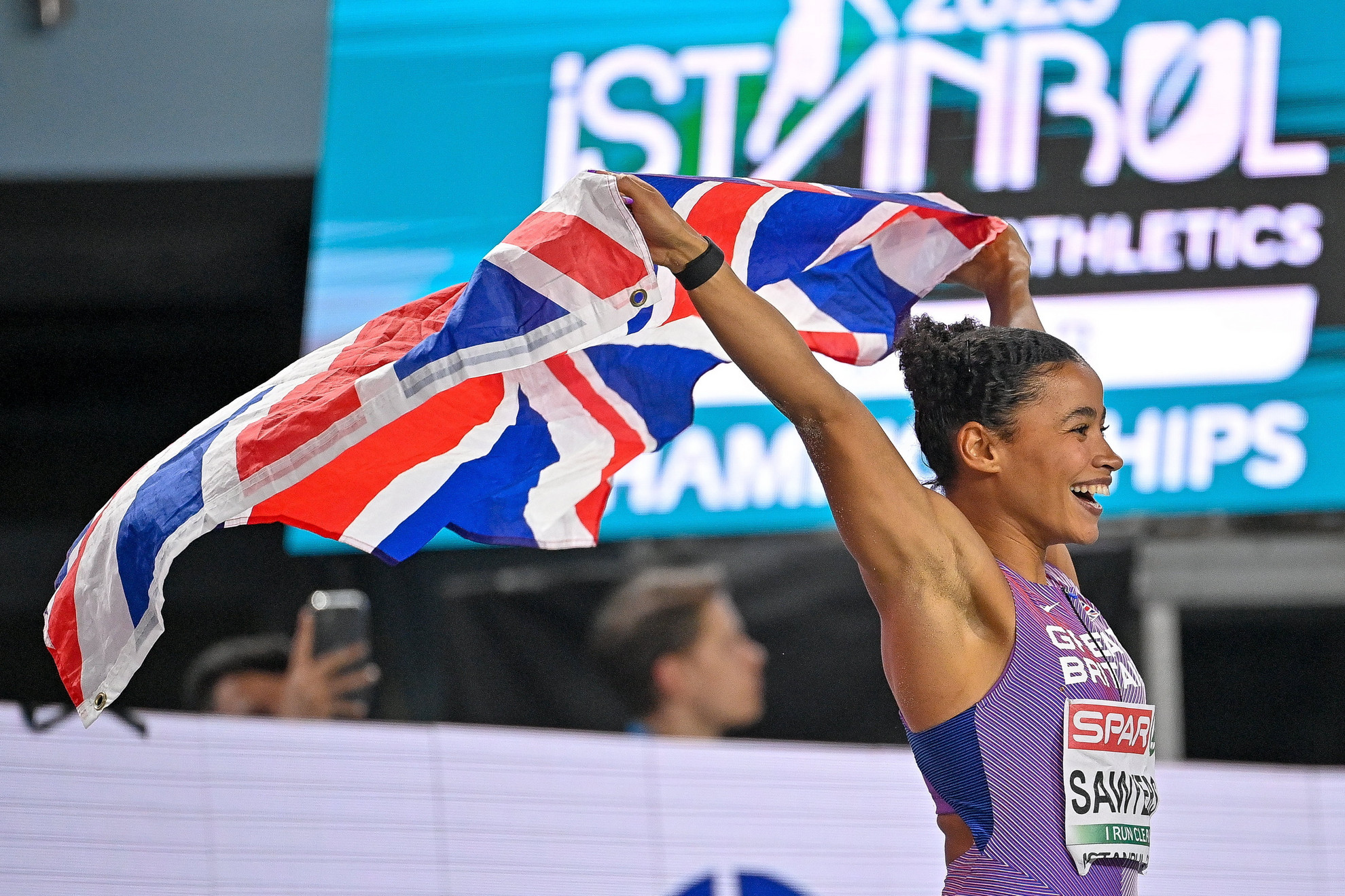 Jazmin Sawyers ünnepli aranyérmét a női távolugrás döntője után az isztambuli fedett pályás atlétikai Európa-bajnokságon