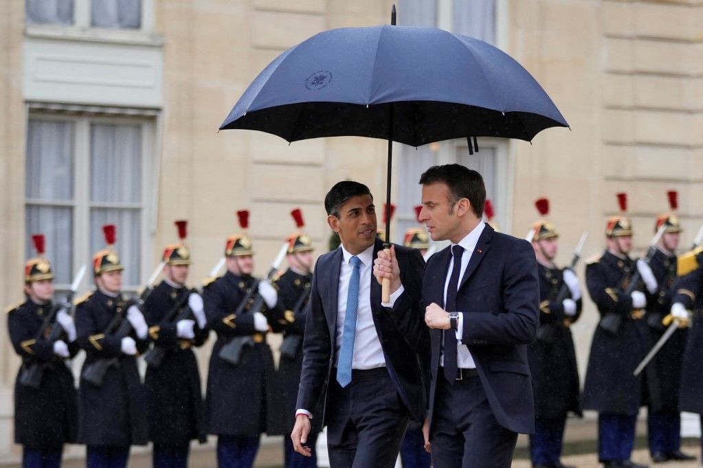 Rishi Sunak és Emmanuel Macron Párizsban