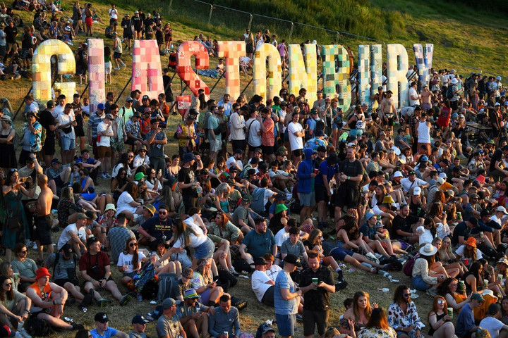 Fotó: AFP/Andy Buchanan Az Arctic Monkeys és a Guns N' Roses is fellép az idei Glastonbury fesztiválon