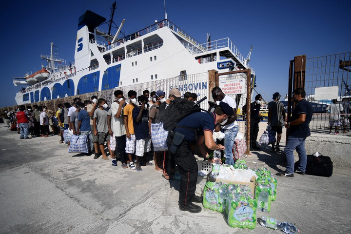 Lampedusa szigetére többen érkeznek, mint ahány embert el tudnak szállítani