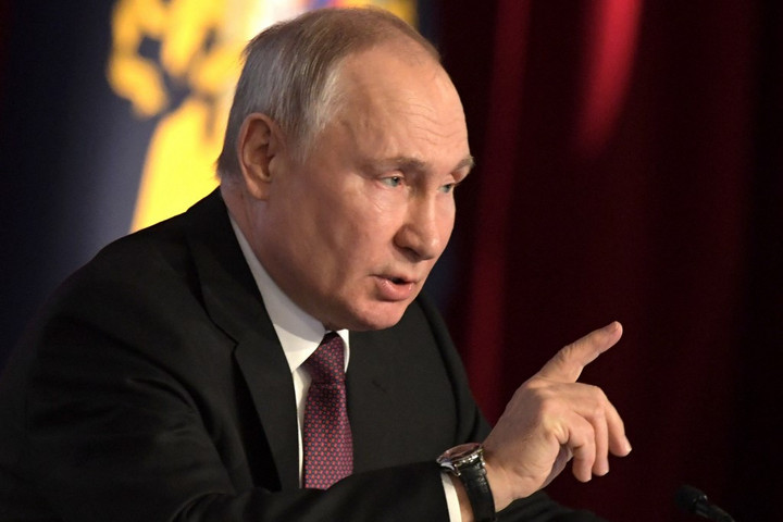 Putyin: Oroszországnak van mivel válaszolnia a szegényített uránnal ellátott lövedékekre
