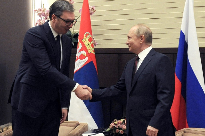 Fotó: MIKHAIL KLIMENTYEV / SPUTNIK / AFP Belgrád enged a fenyegetésnek?