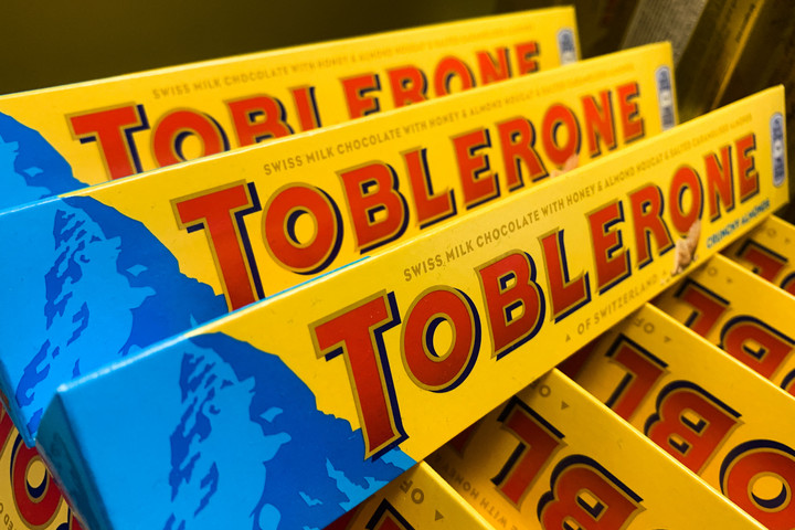 Fotó: AFP/NurPhoto/Jakub Porzycki Lekerül a Matterhorn a Toblerone-ról, de így is megéri a gyártónak