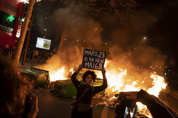 Könnygázt vetettek be a párizsi tüntetők ellen, de a tömeg nem mozdul