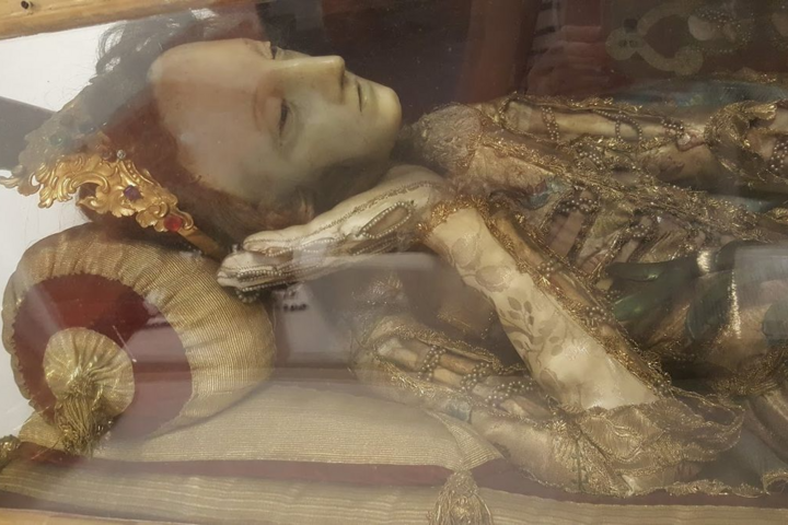 Mumifikált szerzetesek egy 17. századi kriptában