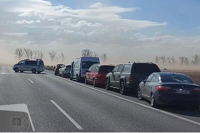 Nemcsak az M1-esen okozott közúti balesetet a porvihar