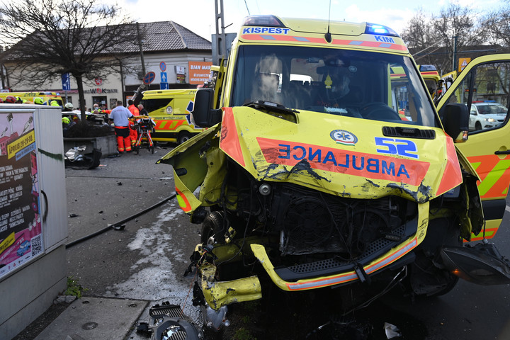 Fotó: MTI/Mihádák Zoltán Mentőautó és személygépkocsi ütközött Kispesten, négyen megsérültek