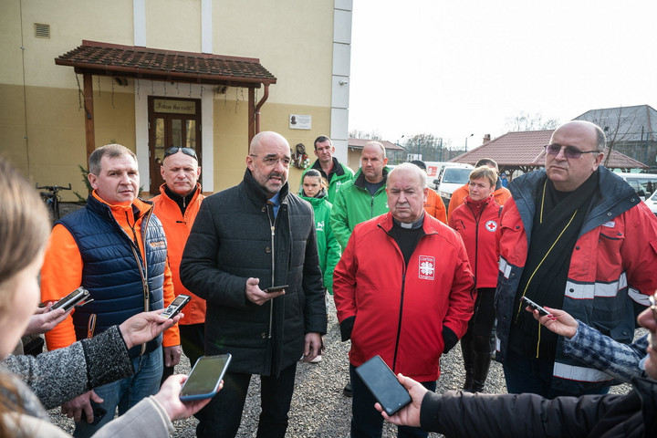 Fotó: MTI/Miniszterelnöki Kabinetiroda/Botár Gergely Több mint százmillió forint értékű segélyszállítmányt indított útnak Kovács Zoltán államtitkár Beregszászról
