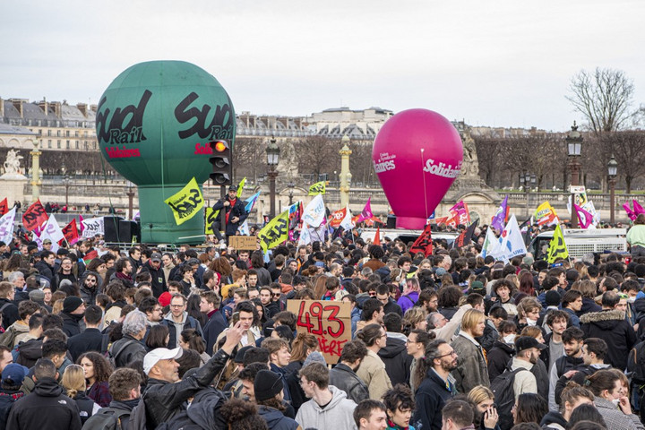 Fotó: AFP/Vincent Gerbet Két bizalmatlansági indítványt nyújtott be az ellenzék a francia kormány ellen a nyugdíjreform elfogadását követően