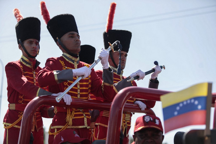 Fotó: AFP/Pedro Rances Mattey Ereklyeként hordozták végig Caracason Hugo Chávez kardját