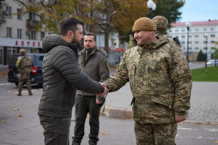 Fotó: AFP/HANDOUT / UKRAINIAN PRESIDENTIAL PRESS SERVICE Herszon megyébe látogatott Zelenszkij
