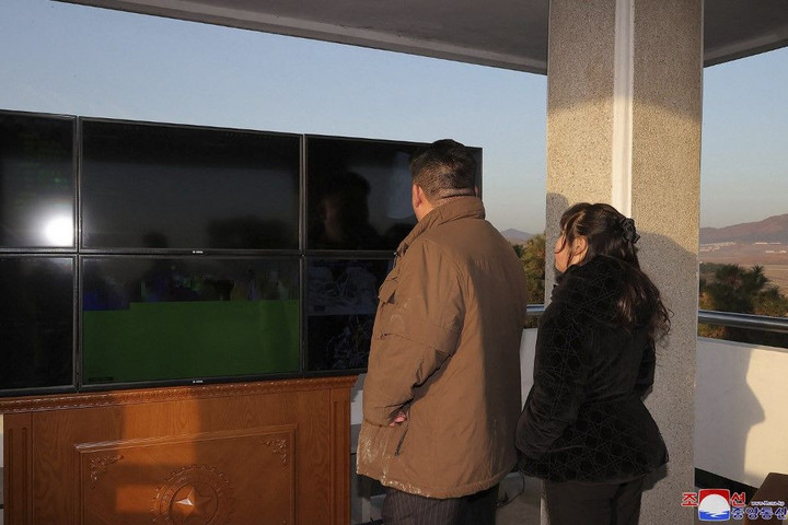 Kim Dzsongun lányával nézte az interkontinentális rakéta kilövését