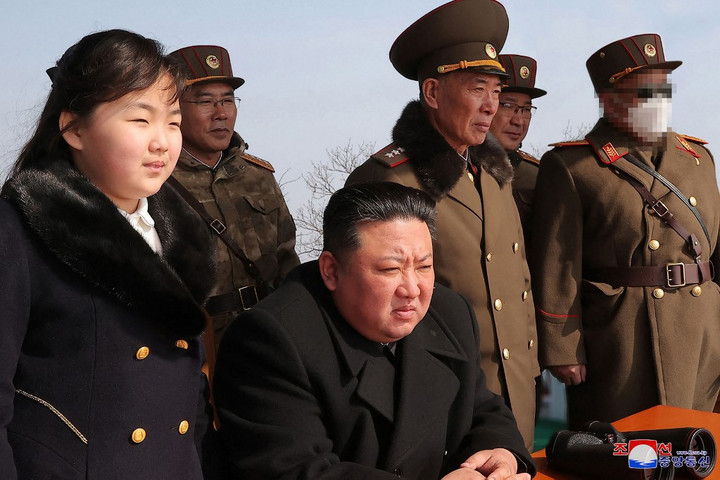 Fotó: AFP/STR / KCNA VIA KNS Dél-Korea megfigyelési listára tett több, az észak-koreai műholdfejlesztéshez kapcsolódó terméket