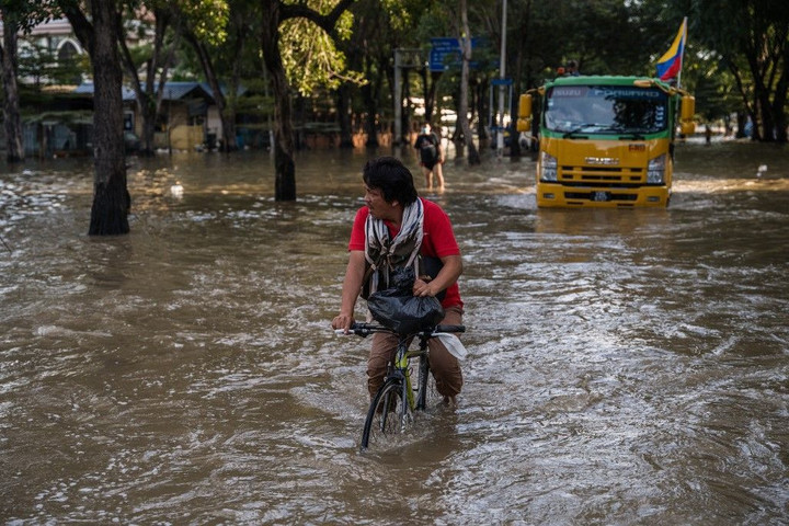 Fotó: NurPhoto via AFP/AFIF ABD HALIM Malajzia déli részén emberek ezreit kell kimenekíteni az árvízek miatt