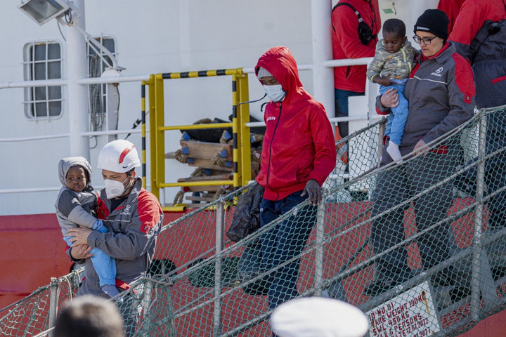 Olaszországban rendkívüli intézkedéseket vezetnek be az egyre több migráns elhelyezésére