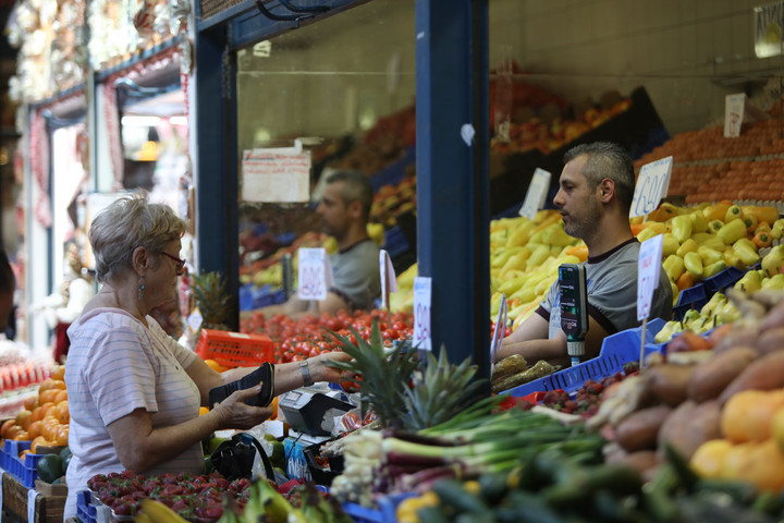 A kormány a veszélyes időkben is a családok és a nyugdíjasok oldalán áll