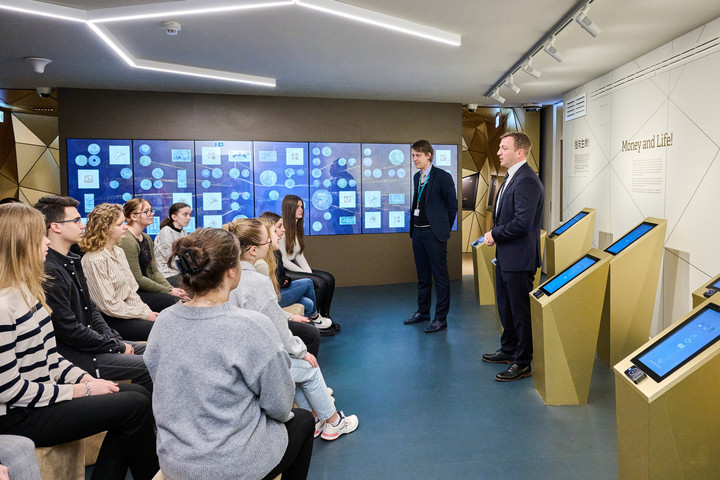 Fotó: MTI/Magyar Pénzmúzeum és Látogatóközpont A köztársasági elnök férje is bekapcsolódott a Pénzmúzeum rendhagyó tárlatvezetésébe
