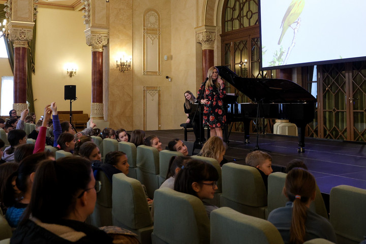 Zenei társasjátékkal, koncertekkel és népdalokkal várták a gyerekeket a Pesti Vigadóban – GALÉRIA