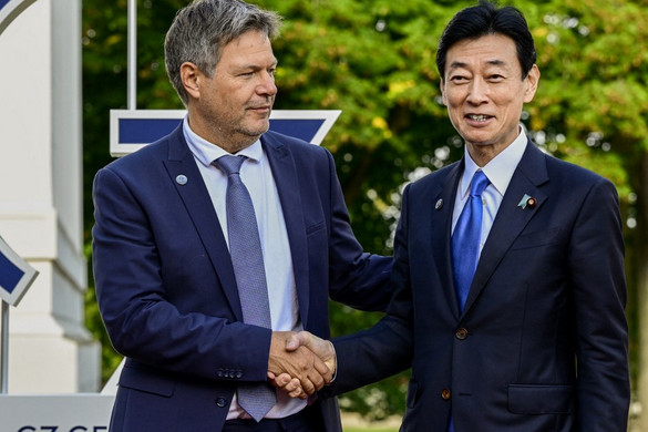 Szorosabbra fűzi kapcsolatait Németország és Japán