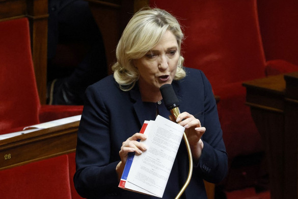 A francia kormány marad a posztján