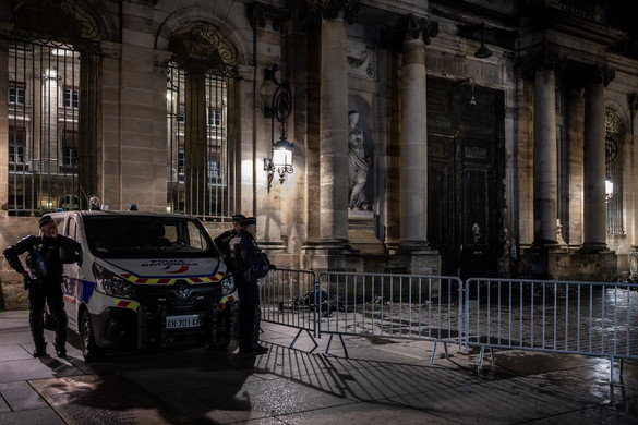 Lángolt a polgármesteri hivatal ajtaja Bordeux-ban