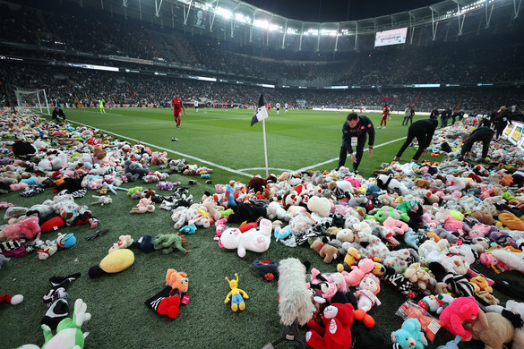 A Besiktas-szurkolók több ezer plüssjátékot dobtak a pályára