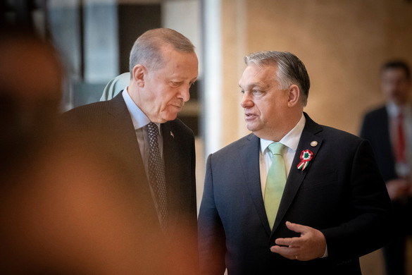 Orbán Viktor: Száz tonna kórházi eszközzel segítünk Törökországnak