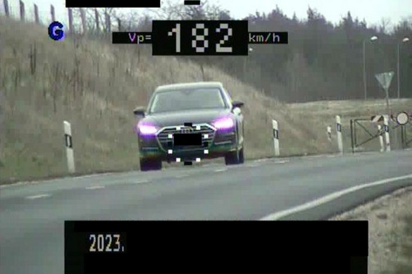 90 helyett csaknem 190 km/órával száguldott egy Audi, egy másik 182 km/órával ment
