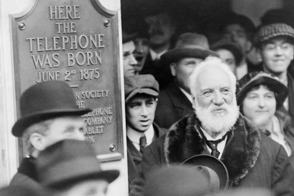 Az emberi fül struktúráját vette alapul találmányához Alexander Graham Bell