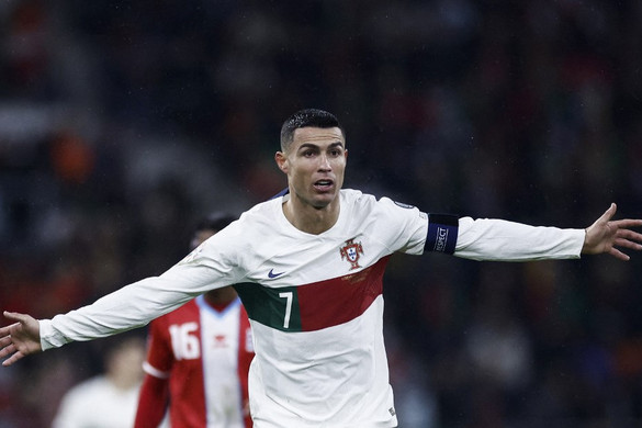Cristiano Ronaldo megúszta sárgával a brutális talpalást + VIDEÓ