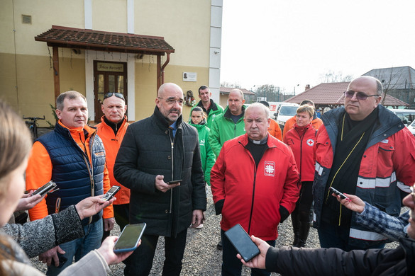 Több mint százmillió forint értékű segélyszállítmányt indított útnak Kovács Zoltán államtitkár Beregszászról