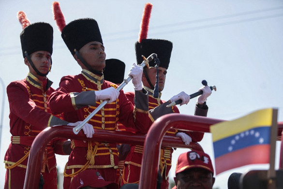 Ereklyeként hordozták végig Caracason Hugo Chávez kardját