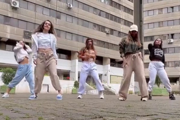 Teheráni nők táncolnak egy videóban a tiltás ellenére
