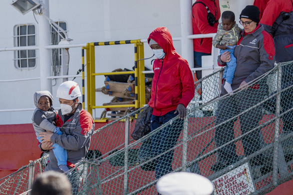 Olaszországban rendkívüli intézkedéseket vezetnek be az egyre több migráns elhelyezésére
