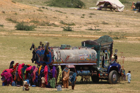 Pakisztánban még mindig milliók kényszerülnek szennyezett víz fogyasztására