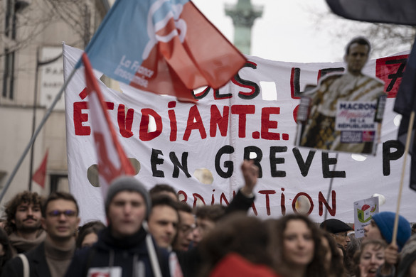A francia szenátus elfogadta a vitatott nyugdíjreformot
