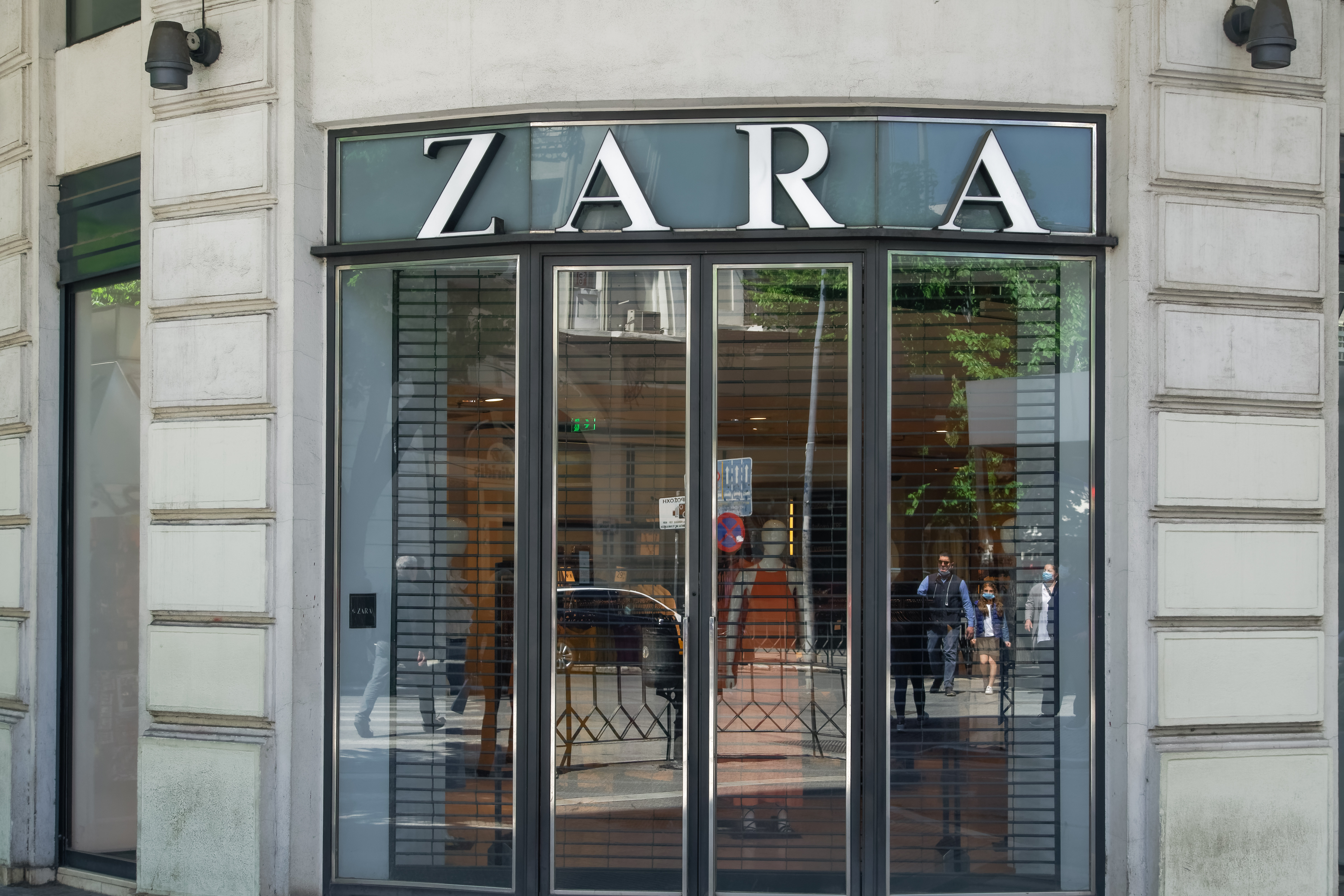 Zara greece english. Zara закрытие. Zara Greece.