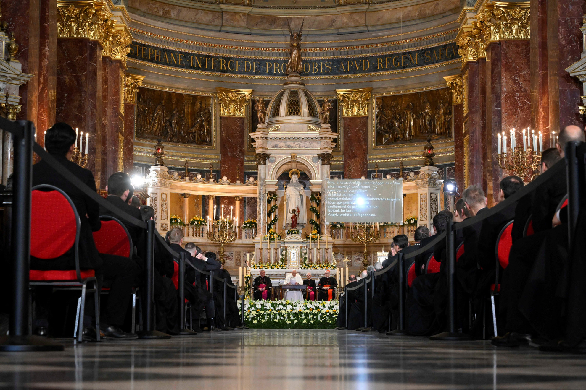 Fotó: AFP/Handout/Vatican Media Ferenc pápa a Szent István-bazilikában, 2023. április 28.