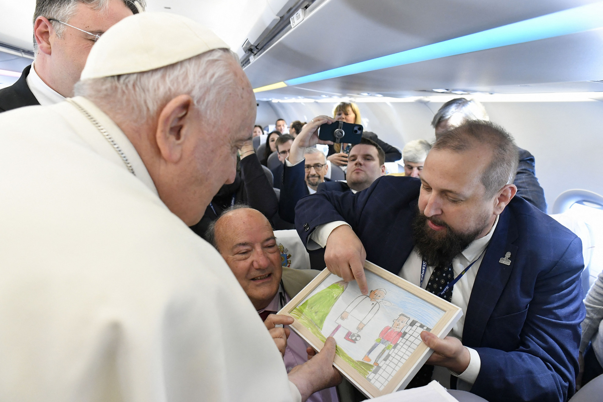 Fotó: AFP/Handout/Vatican Media Ferenc pápa újságírókkal a római Fiumicino nemzetközi repülőtérről a budapesti nemzetközi repülőtérre tartó járatán, 2023. április 28.