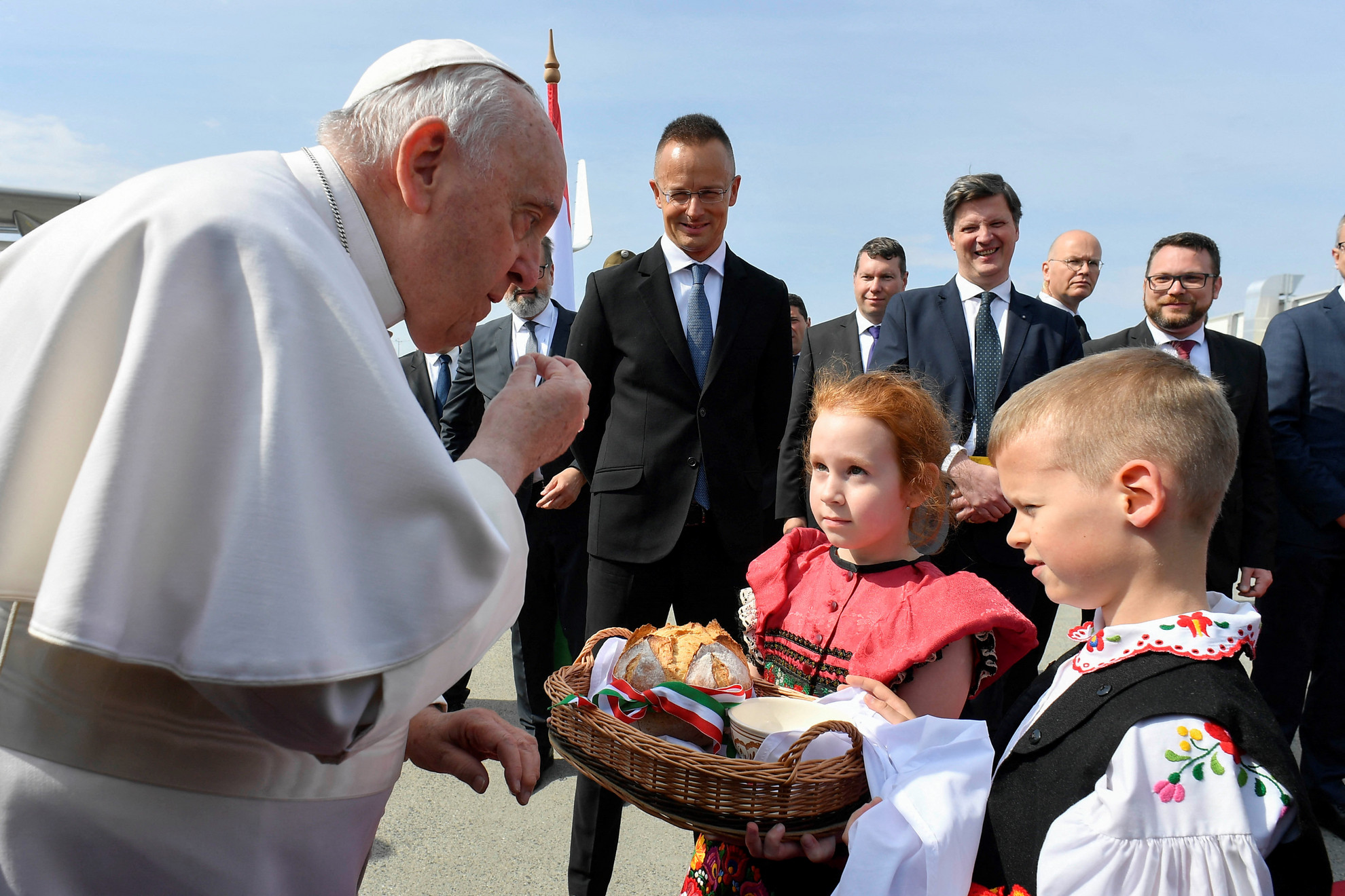 Fotó: AFP/Handout/Vatican Media Ferenc pápát népviseletbe öltözött gyerekek fogadják a Liszt Ferenc repülőtéren, 2023. április 28.